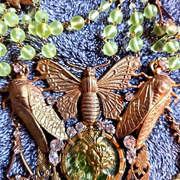 Stunning Glow Czechoslovakian Lime Green Crystals - Picture 3 of 9